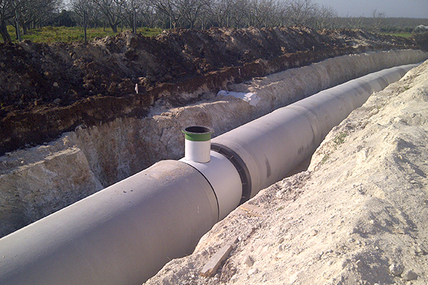 Prefabricados Delta tubo de alimentação no Canal del Páramo (León)