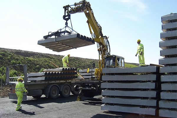 The Adif Board of Directors has awarded the supply of monobloc concrete sleepers for the works and maintenance needs of conventional railway. The contract, which will last three years, has been awarded to Prefabricados in Consortium for two of the phases