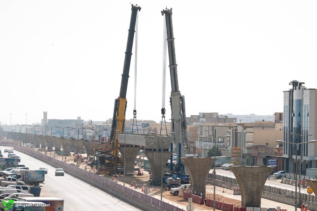 Début de l’installation des poutres et des prédalles dans le Métro Riyadh en Arabie saoudite
