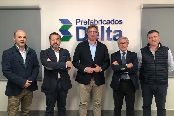 O prefeito de Puente Genil visita a fábrica de Prefabricados Delta