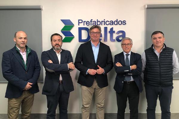 The mayor of Puente Genil visits the Prefabricados Delta plant