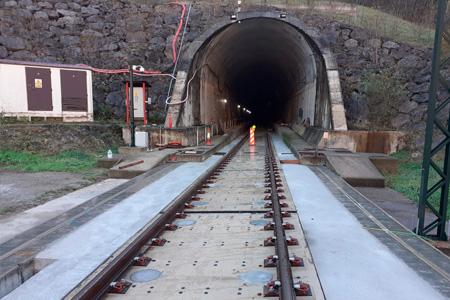Prefabricados Delta a fourni les plaques préfabriquées pour le rail de dalle de l'assemblage de rail de la ligne à grande vitesse León - Asturias. Tronçon: La Robla-Campomanes